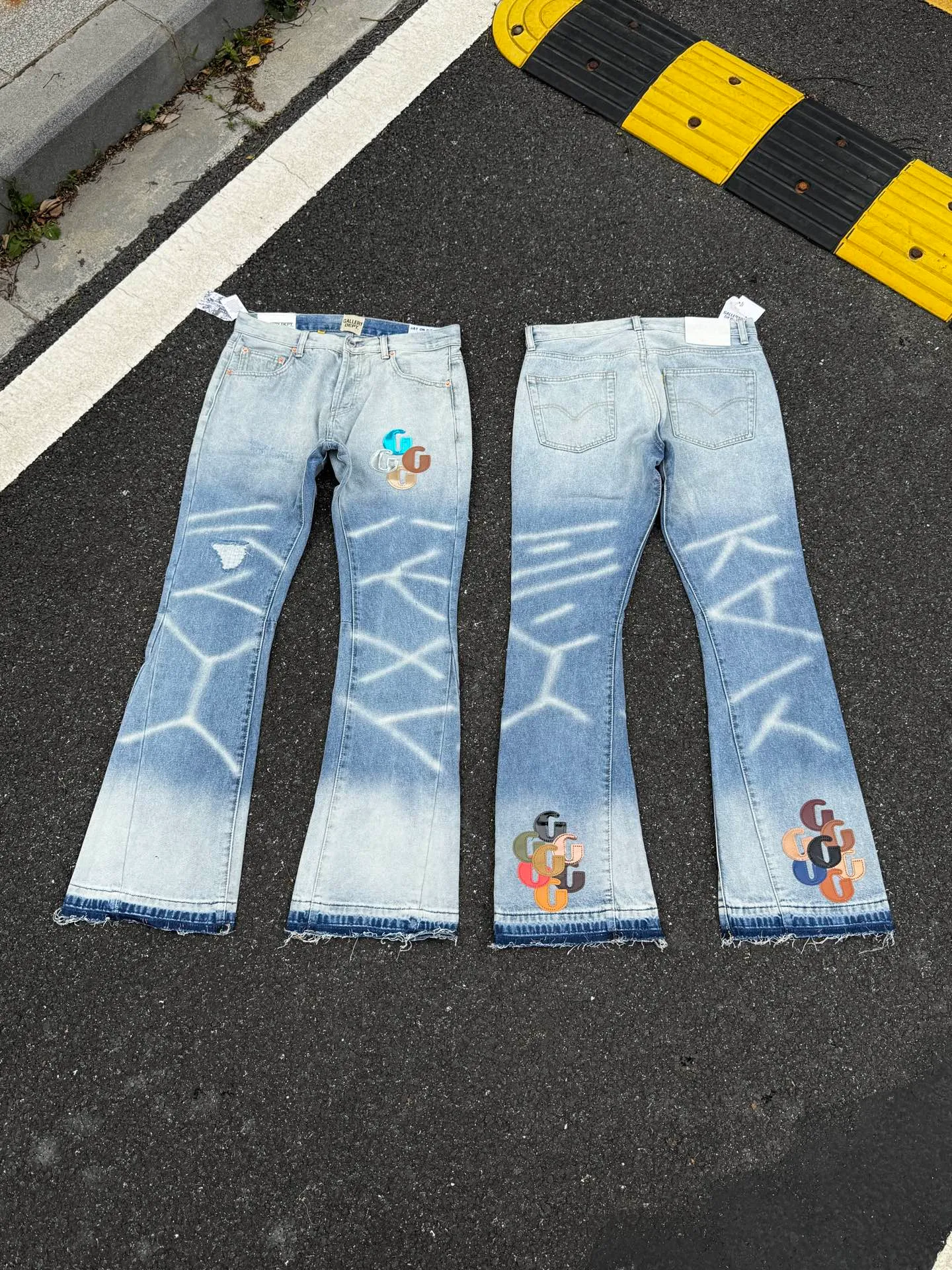 P240💰G66 GALLERY DEPT. Denim spliced ​​with all-over printed leather ripped bell-bottoms, washed and distressed jeans. GALLERY is attracted by these bell-bottoms. Whether it is a reset of Carhartt or Levis, it has created a strong brand style. Since these pants are modified from rare vintage, the production capacity is limited. Therefore, after many icons wore them, these pants were once hard to find. Later, perhaps due to the improvement of GD's business in the past two years and the expansion of production lines, the brand itself lowered the price, so I can't wait any longer for these pants this year and will definitely buy them. During the process of the denim washing plant, the owner of the washing plant helped introduce a boss who had worked for Levi's foundry and started his own business. This also paved the way for the following styles. Therefore, Levi's remodeled single product for the base plate is really familiar. Whether it is the fabrics supplied or the lathes used in production, there is nothing to choose from. -Color: blue -Size: S-XXL (corresponding to 28-36)